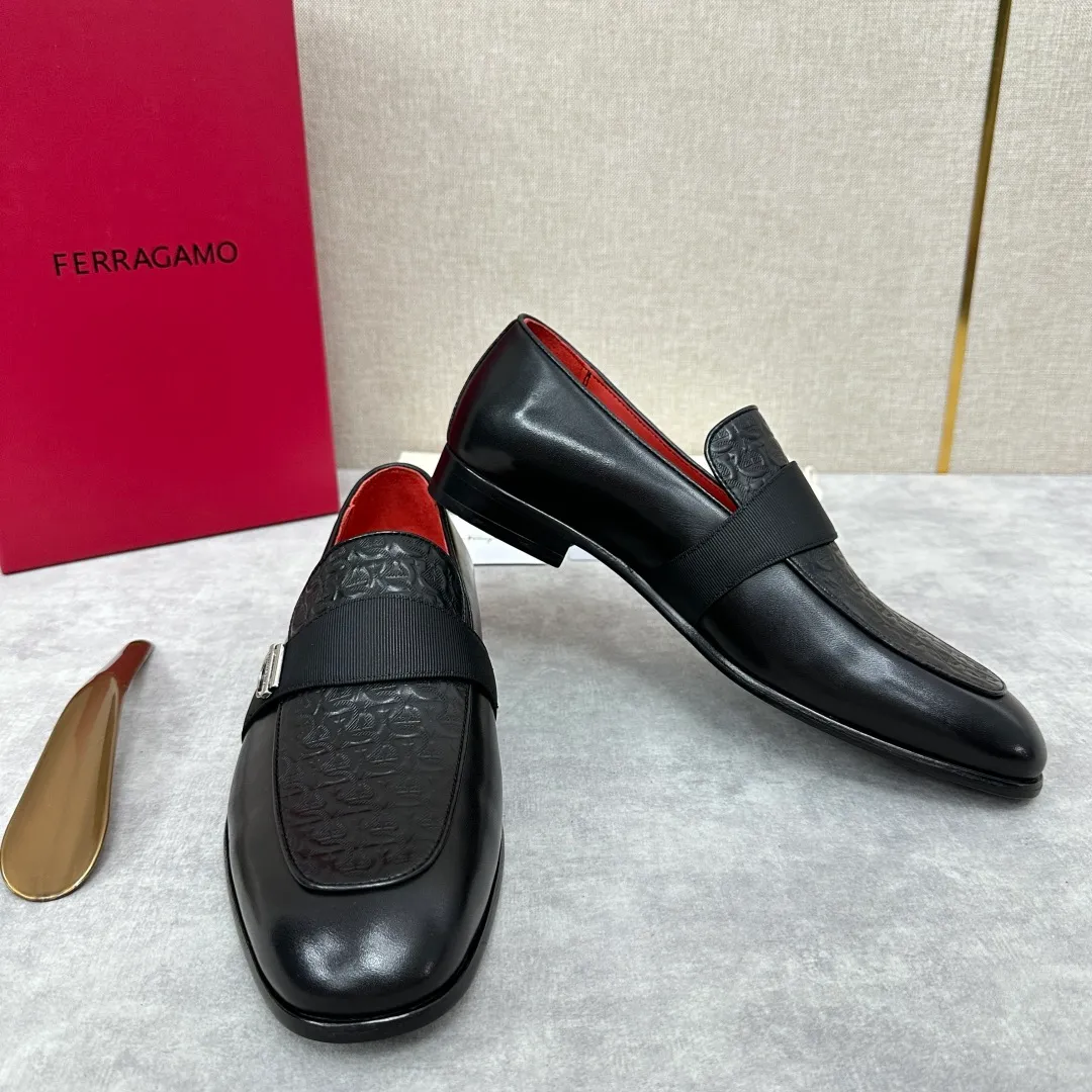 [Ferragamo] Top P: 960💰 Number of yards: 39~44 (38.45.46. Custom-made, non-refundable) Ferragamo** counters synchronize new models of men's loafers that can be worn casually or formally. The classic shape embodies the fashionable charm of formal wear, and the newly designed proportions are more modern. These loafers are made of imported open-edge beaded cowhide/fine calfskin/cow suede material. The upper is decorated with webbing, and the side is privately molded with silver Gancini buckles. The double stitching details add to the fashionable charm. Adopting a special "Original" structure and going through multiple processes, the soles are almost entirely handmade. Unique processing technology demonstrates exquisite craftsmanship. The original privately modeled genuine leather outsole is paired with a personalized rubber backing. It is comfortable, non-slip and wear-resistant. It can be worn as a slip-on. Exquisite hand-stitching. The workmanship is as fine as that of a store. The original color calfskin lining is sweat-absorbent, anti-odor, comfortable and breathable. The heel is also decorated with a rubber patch to perfectly improve the grip performance.